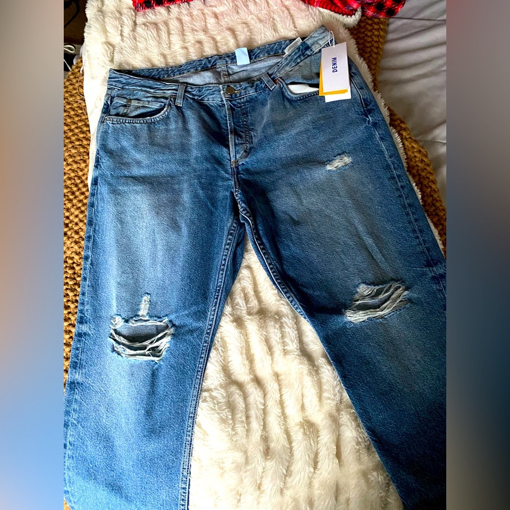 H&M DISTRESSED BOYFRIEND JEAN